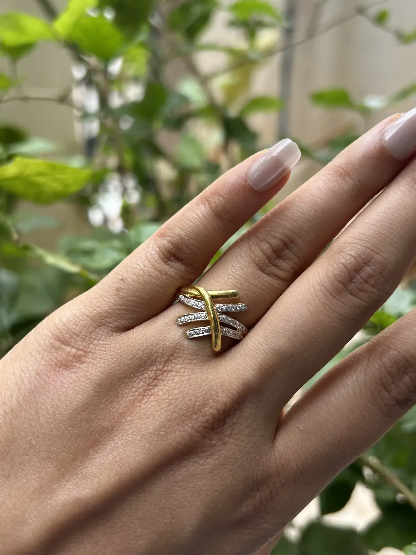 Golden Horizon Multi-Band Ring